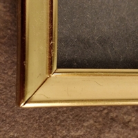 enkel guldfarvet metal fotoramme fra Jyden gammel billedramme. genbrug